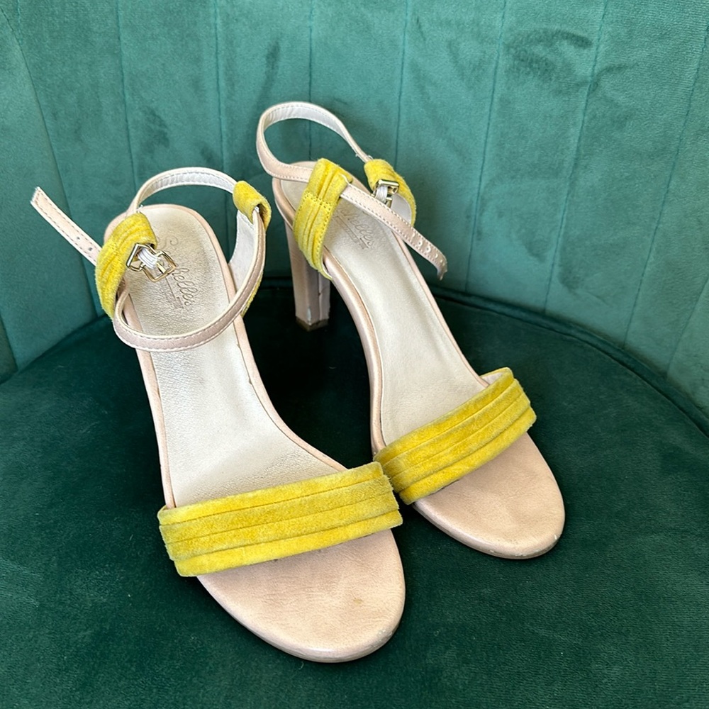 Yellow gold heels